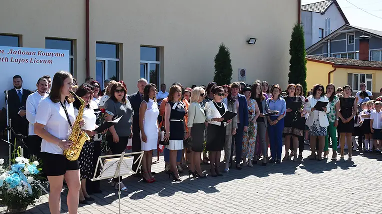 A Beregszászi Kossuth Lajos Líceumban ez évben 37 végzős vállára akasztották fel az útravaló tarisznyát. Fotó: Kovács Erzsébet
