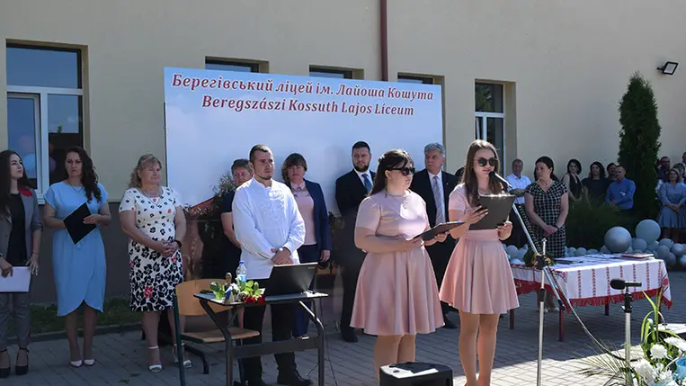 A Beregszászi Kossuth Lajos Líceumban ez évben 37 végzős vállára akasztották fel az útravaló tarisznyát. Fotó: Kovács Erzsébet
