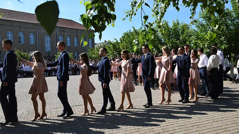 A Beregszászi Kossuth Lajos Líceumban ez évben 37 végzős vállára akasztották fel az útravaló tarisznyát. Fotó: Kovács Erzsébet