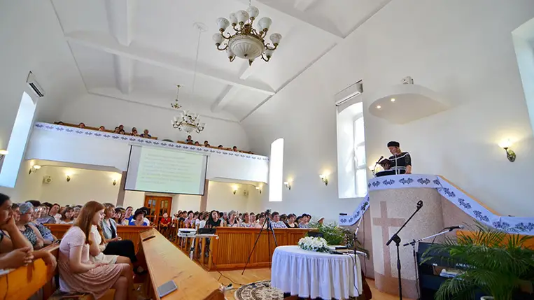 Fiatalok, idősebbek vegyesen érkeztek egész Kárpátaljáról, hogy csendesdélutánon oltsák lelki szomjukat. Fotó: Bodnár Diána