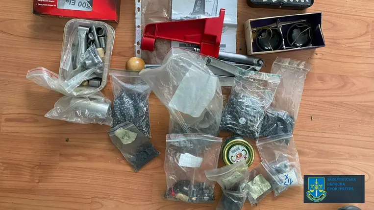 Kárpátalján fegyvercsempészet miatt áll bíróság elé egy férfi