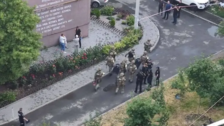 Ukrajnában egy férfi gránátot dobott az emberek közé