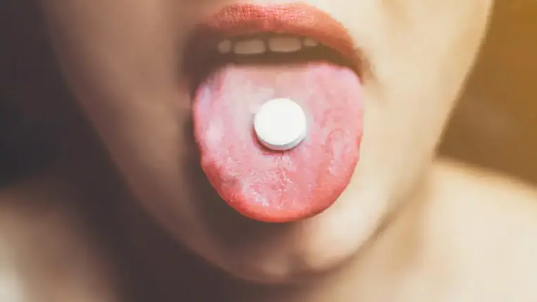 Ezért ne vegyél be gyógyszert víz nélkül – Nem csak fulladás a veszély!