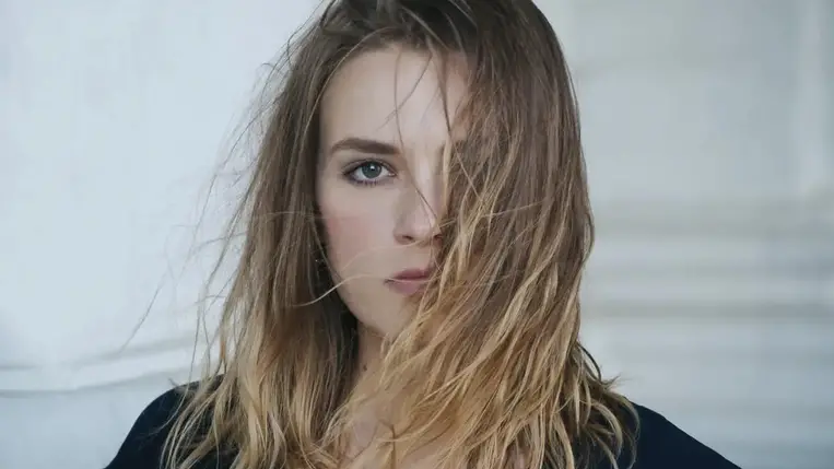 Ettől fog sokkal gyorsabban nőni a hajad: 5+1 bevált természetes trükk