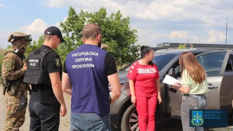 Kárpátalján őrizetbe vettek egy nőt, aki 12 000 dollárért adott el hadköteles férfiaknak katonai szolgálatra való alkalmatlansági igazolásokat.