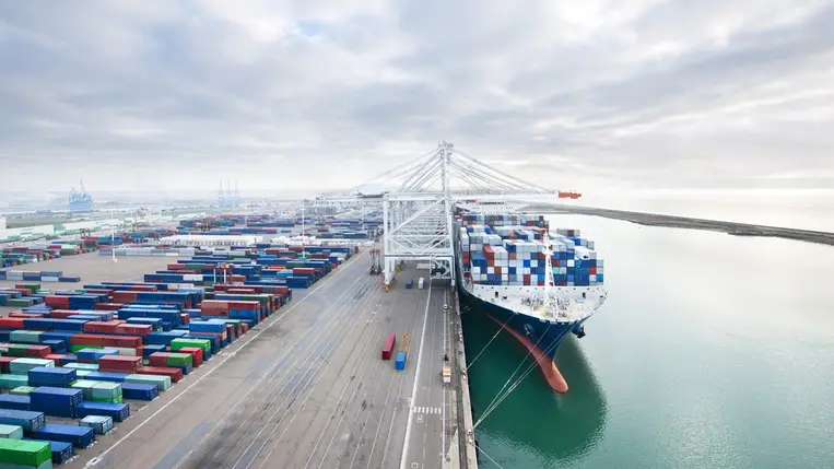 Már a német kikötők előtt is torlódnak a konténerhajók