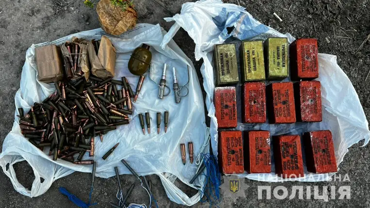 Kárpátalján őrizetbe vettek egy férfit, aki gránátokat, TNT-robbanószert és lőszereket árusított Ungváron.
