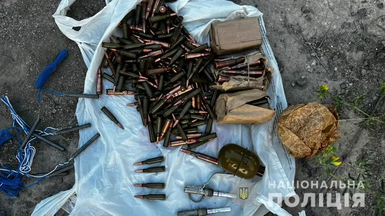 Kárpátalján őrizetbe vettek egy férfit, aki gránátokat, TNT-robbanószert és lőszereket árusított Ungváron.