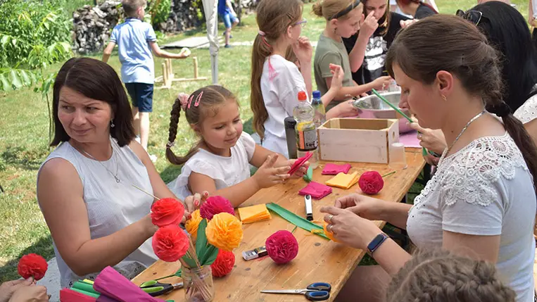 A Pro Cultura Subcarpathica (PCS) civil szervezet a Nagyberegi Tájházban tartott idei első nyári foglalkozásán is ez az illatos növény és gyógynövénytársai játszották a főszerepet.