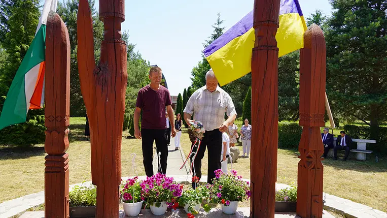 Csendes koszorúzás a Tiszacsomai Honfoglalási emlékparkban
