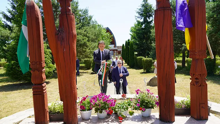 Csendes koszorúzás a Tiszacsomai Honfoglalási emlékparkban