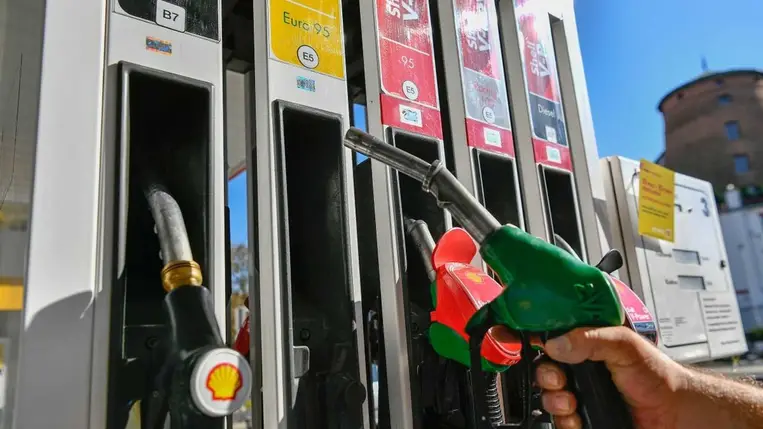 Kalifornia államban már átlag 6,4 dollárért kínáltak egy gallon benzint