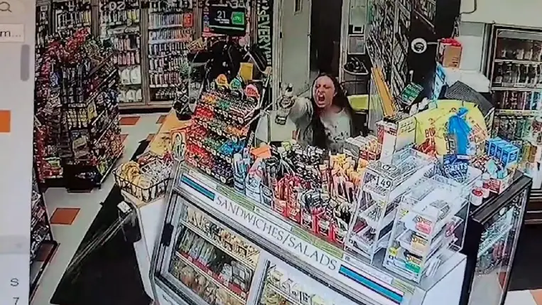 Rovarirtóval ijesztette el a fegyveres rablót a benzinkutas