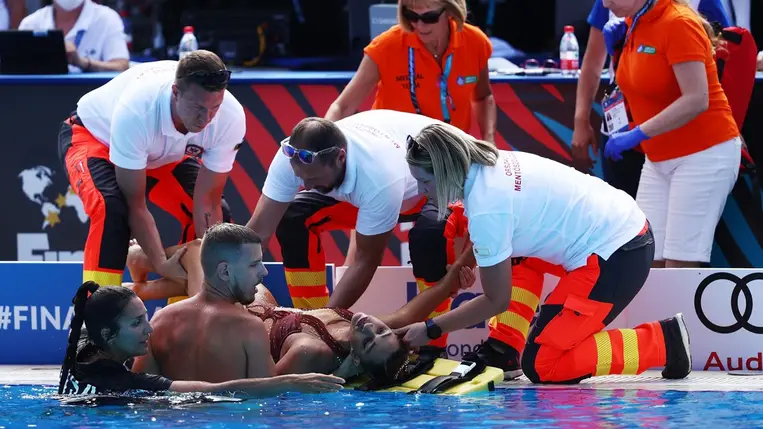 Vizes vb: Elájult a vízben az amerikai műúszó, edzője mentette ki