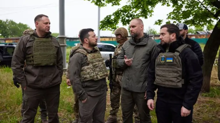 Zelenszkij a heves harcok sújtotta Donyec-medencében járt