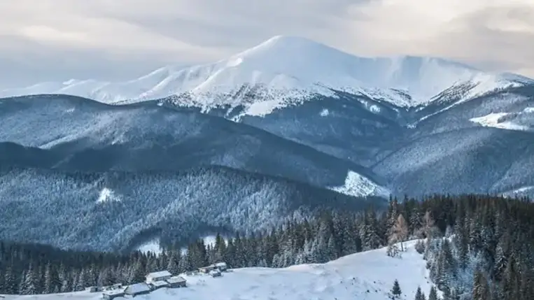 A Kárpátokban található Hoverla megmászása közben egy turista meghalt, ketten pedig megsérültek.