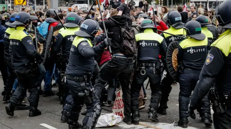 Rohamrendőrök oszlattak fel Amszterdamban egy korlátozások elleni tüntetést