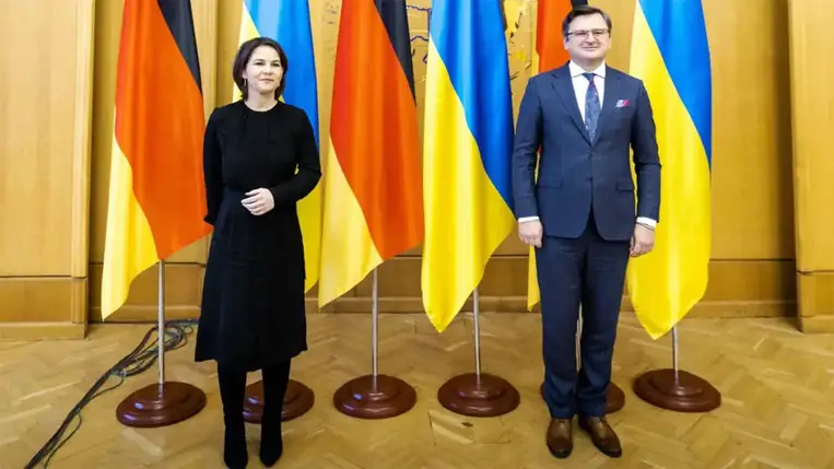 Baerbock Ukrajnában: Kijev fegyverszállítást szorgalmaz, Berlin nem hajlandó rá
