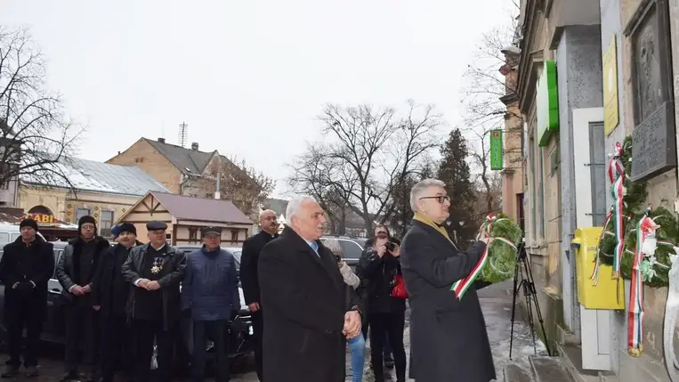 Koszorúzás a Kölcsey-emléktáblánál Beregszászon