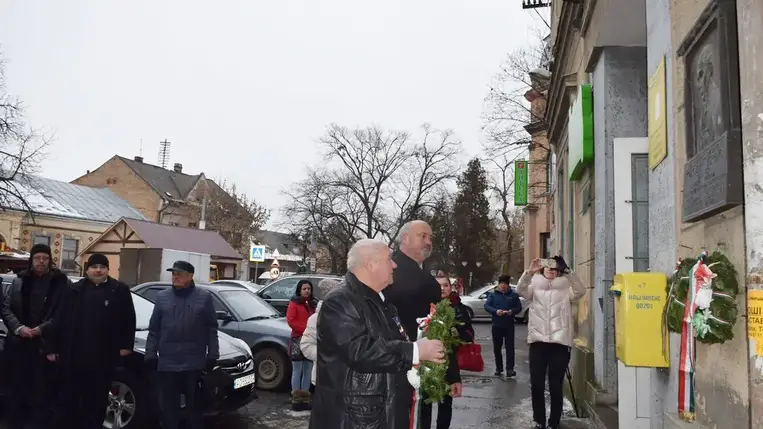 Koszorúzás a Kölcsey-emléktáblánál Beregszászon