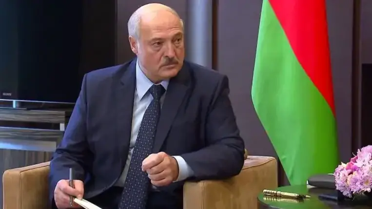 Lukasenka szerint az ukránokat erővel taszítják a konfliktus tüzébe