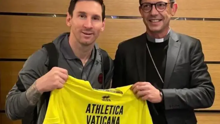 Ferenc pápa által aláírt vatikáni mezt kapott Messi