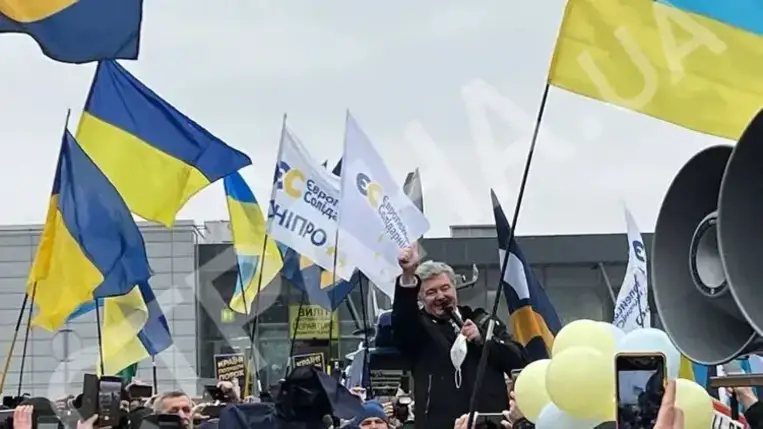 A hazaárulással gyanúsított Porosenko Kijevben: Zelenszkij meg a nemi szervével zongorázott