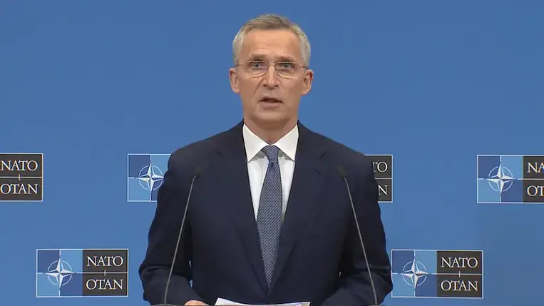 A NATO keményen dolgozik a legjobb, a békés politikai megoldás elérésére Oroszországgal, de felkészült arra is, ha Moszkva ismét erőszakot alkalmazna szomszédjával, Ukrajnával szemben - jelentette ki a NATO főtitkára Brüsszelben, az Atlanti Tanács nevű washingtoni székhelyű amerikai elemzőközpont által szervezett online beszélgetésen pénteken.