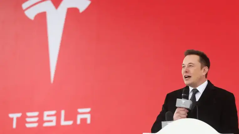 Áll a bál, a Tesla befektetői milliárdokat követelnek Elon Musktól