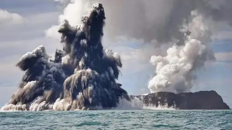 Újra kitört a tenger alatti vulkán Tonga közelében, már halálos áldozata is van