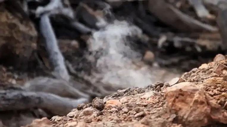 Hatezer éve égő tűz terjed Ausztráliában, elpusztít mindent, ami az útjába kerül