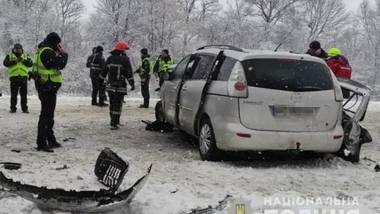 Egy menetrendszerű busz és egy személyautó szenvedett balesetet a Lemberg megyében. A baleset következtében heten megsérültek, köztük egy 9 éves fiú.