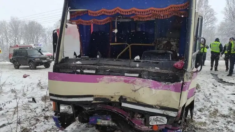 Egy menetrendszerű busz és egy személyautó szenvedett balesetet a Lemberg megyében. A baleset következtében heten megsérültek, köztük egy 9 éves fiú.