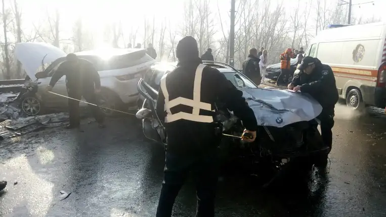 Kárpátalján egy Land Rover és egy BMW személygépkocsi ütközött össze, melynek következtében heten megsérültek. Fotó: DSZNSZ