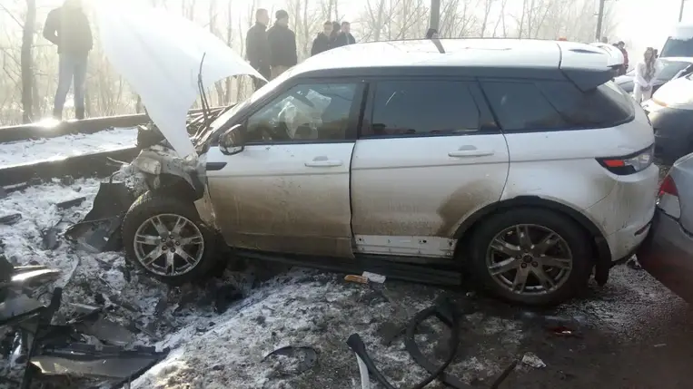 Kárpátalján egy Land Rover és egy BMW személygépkocsi ütközött össze, melynek következtében heten megsérültek. Fotó: DSZNSZ