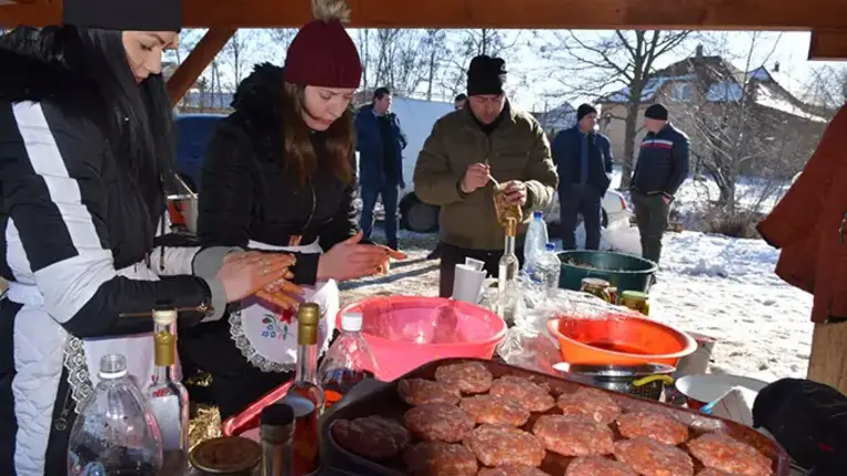 Talán soha ennyi látogatót nem vonzott a Mezőgecsei Nemzetközi Böllérverseny, mint a mostani, amelyik szám szerint immáron a tizenötödik. Dél körül már valamennyi, a sátrak alatt elhelyezett asztal foglalt volt, itt jóízűen falatoztak a részben a környező településekről és Kárpátalja távolabbi helységeiből, részben pedig az ország más megyéiből érkezett vendégek, hogy megkóstolják a friss disznóhúsból készült ételeket.