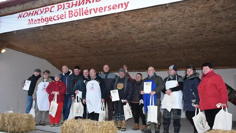 Talán soha ennyi látogatót nem vonzott a Mezőgecsei Nemzetközi Böllérverseny, mint a mostani, amelyik szám szerint immáron a tizenötödik. Dél körül már valamennyi, a sátrak alatt elhelyezett asztal foglalt volt, itt jóízűen falatoztak a részben a környező településekről és Kárpátalja távolabbi helységeiből, részben pedig az ország más megyéiből érkezett vendégek, hogy megkóstolják a friss disznóhúsból készült ételeket. Fotó: Kovács Elemér