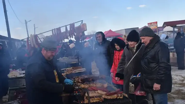 Talán soha ennyi látogatót nem vonzott a Mezőgecsei Nemzetközi Böllérverseny, mint a mostani, amelyik szám szerint immáron a tizenötödik. Dél körül már valamennyi, a sátrak alatt elhelyezett asztal foglalt volt, itt jóízűen falatoztak a részben a környező településekről és Kárpátalja távolabbi helységeiből, részben pedig az ország más megyéiből érkezett vendégek, hogy megkóstolják a friss disznóhúsból készült ételeket. Fotó: Kovács Elemér