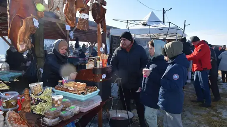 Talán soha ennyi látogatót nem vonzott a Mezőgecsei Nemzetközi Böllérverseny, mint a mostani, amelyik szám szerint immáron a tizenötödik. Dél körül már valamennyi, a sátrak alatt elhelyezett asztal foglalt volt, itt jóízűen falatoztak a részben a környező településekről és Kárpátalja távolabbi helységeiből, részben pedig az ország más megyéiből érkezett vendégek, hogy megkóstolják a friss disznóhúsból készült ételeket. Fotó: Kovács Elemér