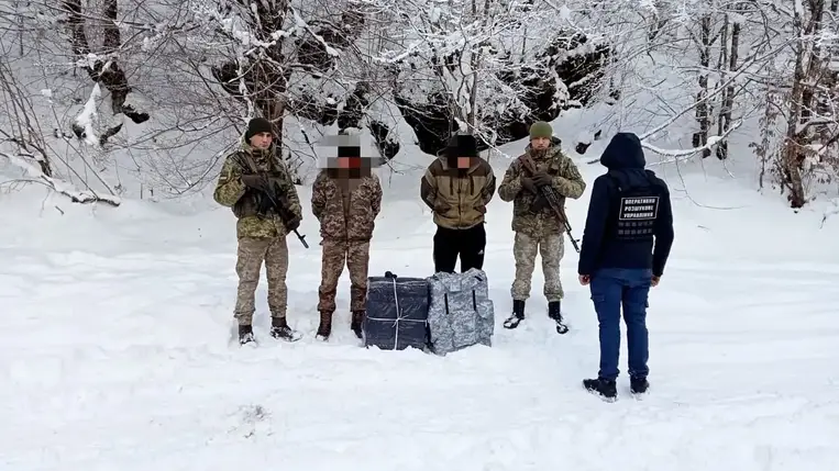 Az ukrán határőrök elfogtak két ukrán cigarettacsempészt, akik Romániába készültek átvinni a cigarettacsomagokat.