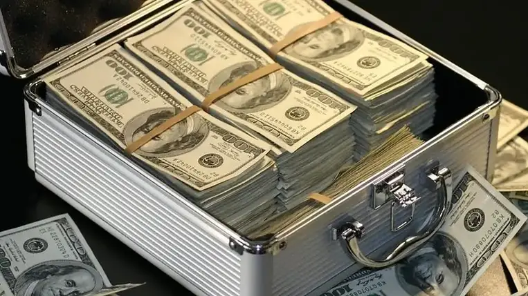 120 ezer dollárt loptak el egy bíró irodájából Lembergben