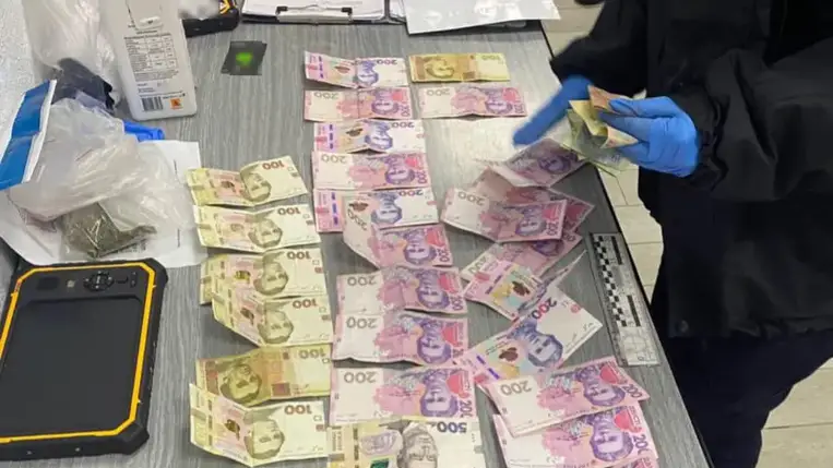 Egy gyanúsan viselkedő férfinél kábítószerre hasonlító anyagot fedeztek fel az ungvári rendőrök.