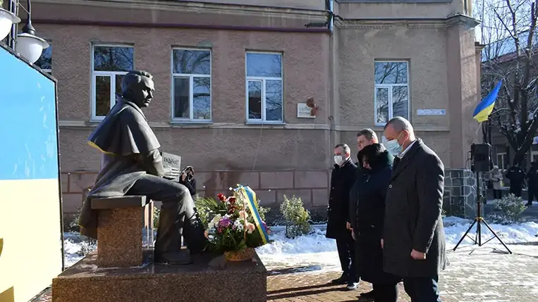 Ünnepséget tartottak Beregszászban Tarasz Sevcsenko emlékművénél Ukrajna egységének napja alkalmából. Fotó: Facebook bejegyzés