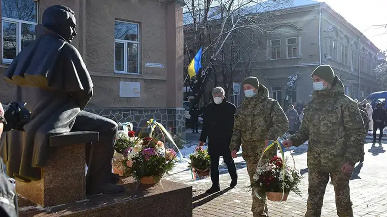 Ünnepséget tartottak Beregszászban Tarasz Sevcsenko emlékművénél Ukrajna egységének napja alkalmából. Fotó: Facebook bejegyzés