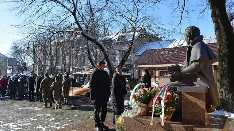 Ünnepséget tartottak Beregszászban Tarasz Sevcsenko emlékművénél Ukrajna egységének napja alkalmából. Fotó: Facebook bejegyzés