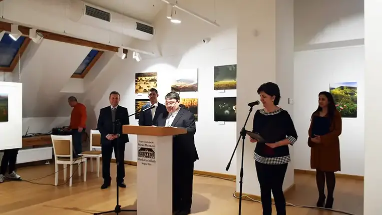 A magyar kultúra napja előestéjén Magyarország Ungvári Főkonzulátusának szervezésében fotókiállításra került sor a Munkácsy Mihály Magyar Házban. A Latorca-parti város lakói és az érdeklődők ennek a csodálatos impozáns épületnek a galériatermében ezúttal a V4 országainak természeti szépségeit bemutató fényképekben gyönyörködhetnek február 20-ig.
