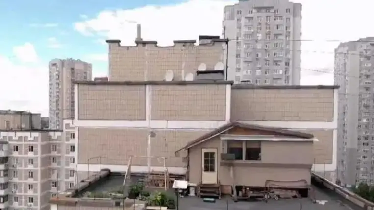 Ukrajna fővárosában egy 12 emeletes épület tetejére az egyik lakó egy kisebb házat épített fel, melyhez egy zöldséges kertet is kialakított. 