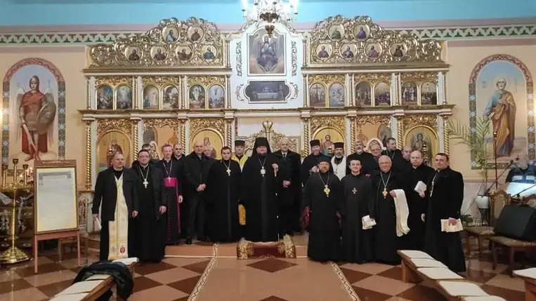 Beregszász református, római és görögkatolikus felekezetei immáron több mint egy évtizede csatlakoztak az egyetemes évkezdő ökumenikus imahéthez. Idén viszont a helyi pravoszlávok is bekapcsolódtak: a megnyitó alkalomra a Vérke-parti város ortodox Szentháromság – Szent Mihály templomban került sor, melyen a kárpátaljai történelmi egyházak vezetői is részt vettek, közösen imádkoztak.