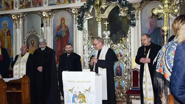 Beregszász református, római és görögkatolikus felekezetei immáron több mint egy évtizede csatlakoztak az egyetemes évkezdő ökumenikus imahéthez. Idén viszont a helyi pravoszlávok is bekapcsolódtak: a megnyitó alkalomra a Vérke-parti város ortodox Szentháromság – Szent Mihály templomban került sor, melyen a kárpátaljai történelmi egyházak vezetői is részt vettek, közösen imádkoztak.