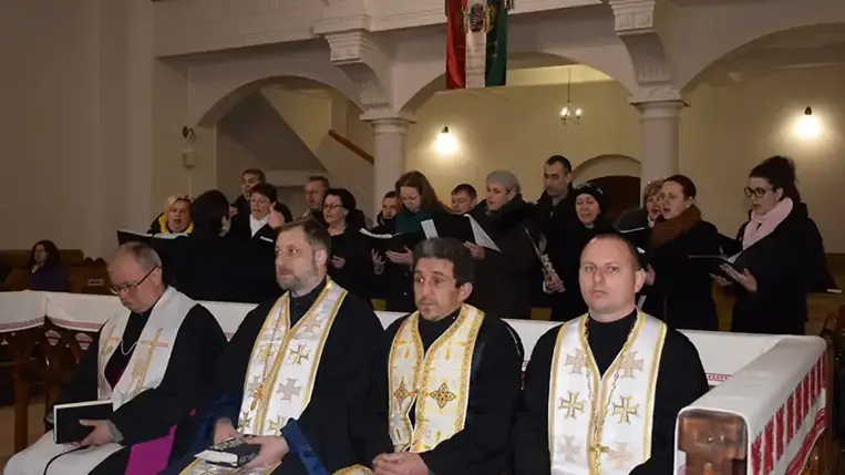 Beregszász református, római és görögkatolikus felekezetei immáron több mint egy évtizede csatlakoztak az egyetemes évkezdő ökumenikus imahéthez. Idén viszont a helyi pravoszlávok is bekapcsolódtak: a megnyitó alkalomra a Vérke-parti város ortodox Szentháromság – Szent Mihály templomban került sor, melyen a kárpátaljai történelmi egyházak vezetői is részt vettek, közösen imádkoztak.